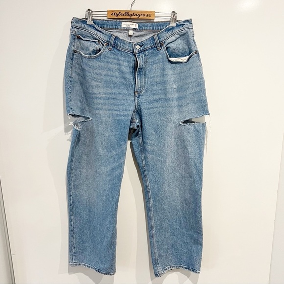 Abercrombie & Fitch Curve Love Baggy Mid Rise Jean - Picture 4 of 8